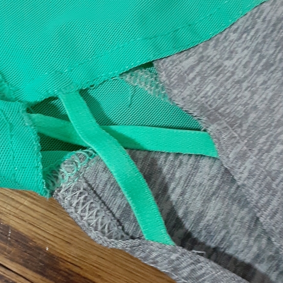 Cropped leggings with leg cutouts. - Picture 3 of 3